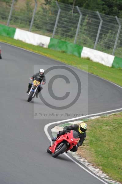 Mallory park Leicestershire;Mallory park photographs;Motorcycle action photographs;event digital images;eventdigitalimages;mallory park;no limits trackday;peter wileman photography;trackday;trackday digital images;trackday photos