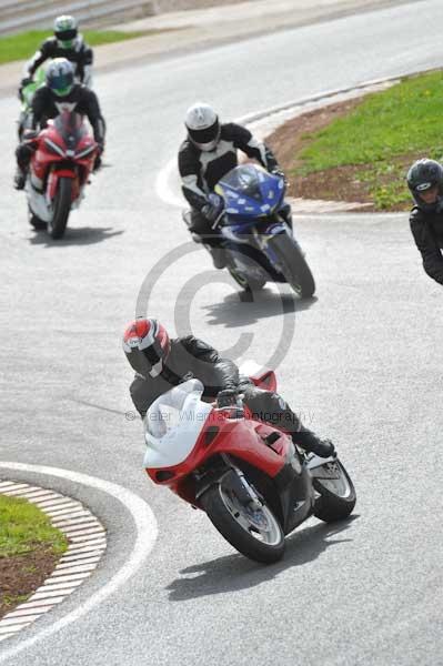 Mallory park Leicestershire;Mallory park photographs;Motorcycle action photographs;event digital images;eventdigitalimages;mallory park;no limits trackday;peter wileman photography;trackday;trackday digital images;trackday photos