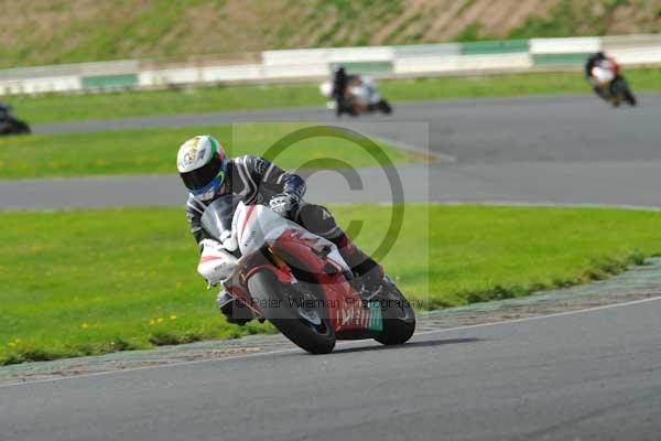Mallory park Leicestershire;Mallory park photographs;Motorcycle action photographs;event digital images;eventdigitalimages;mallory park;no limits trackday;peter wileman photography;trackday;trackday digital images;trackday photos