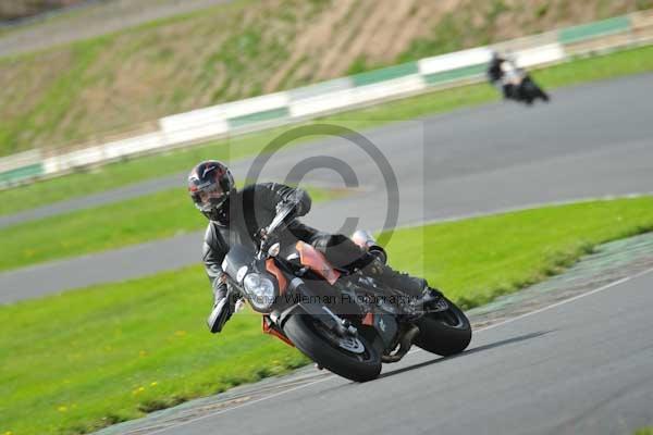 Mallory park Leicestershire;Mallory park photographs;Motorcycle action photographs;event digital images;eventdigitalimages;mallory park;no limits trackday;peter wileman photography;trackday;trackday digital images;trackday photos