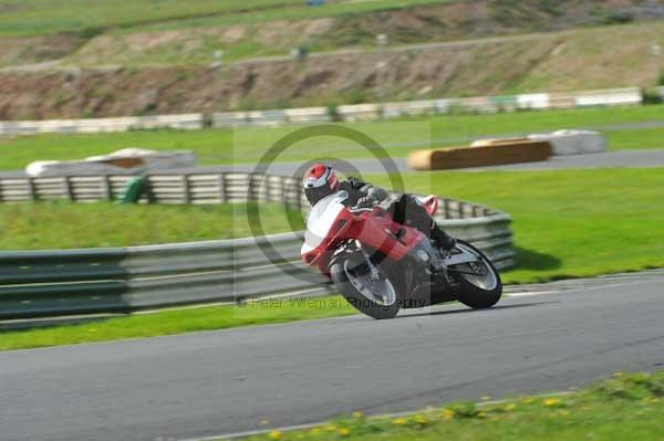 Mallory park Leicestershire;Mallory park photographs;Motorcycle action photographs;event digital images;eventdigitalimages;mallory park;no limits trackday;peter wileman photography;trackday;trackday digital images;trackday photos