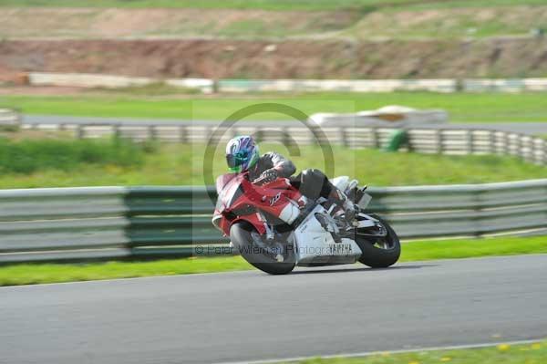 Mallory park Leicestershire;Mallory park photographs;Motorcycle action photographs;event digital images;eventdigitalimages;mallory park;no limits trackday;peter wileman photography;trackday;trackday digital images;trackday photos