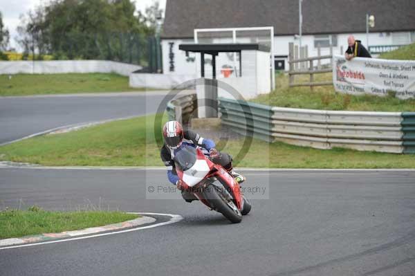 Mallory park Leicestershire;Mallory park photographs;Motorcycle action photographs;event digital images;eventdigitalimages;mallory park;no limits trackday;peter wileman photography;trackday;trackday digital images;trackday photos
