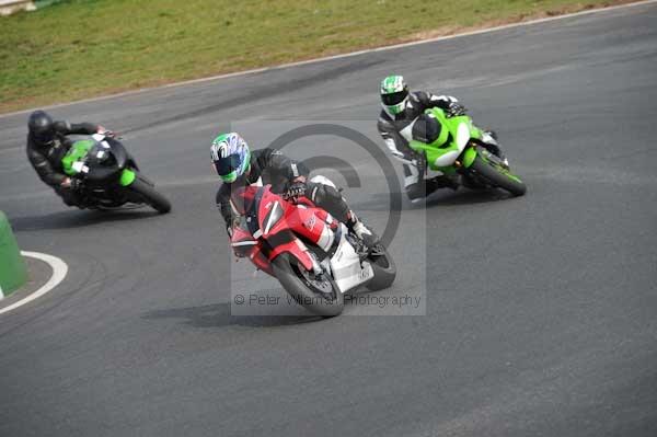 Mallory park Leicestershire;Mallory park photographs;Motorcycle action photographs;event digital images;eventdigitalimages;mallory park;no limits trackday;peter wileman photography;trackday;trackday digital images;trackday photos