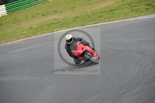 Mallory park Leicestershire;Mallory park photographs;Motorcycle action photographs;event digital images;eventdigitalimages;mallory park;no limits trackday;peter wileman photography;trackday;trackday digital images;trackday photos