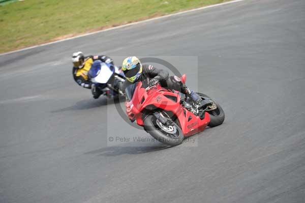 Mallory park Leicestershire;Mallory park photographs;Motorcycle action photographs;event digital images;eventdigitalimages;mallory park;no limits trackday;peter wileman photography;trackday;trackday digital images;trackday photos