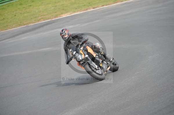Mallory park Leicestershire;Mallory park photographs;Motorcycle action photographs;event digital images;eventdigitalimages;mallory park;no limits trackday;peter wileman photography;trackday;trackday digital images;trackday photos