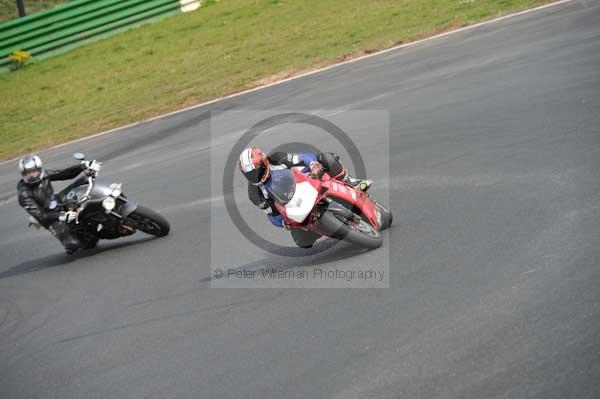 Mallory park Leicestershire;Mallory park photographs;Motorcycle action photographs;event digital images;eventdigitalimages;mallory park;no limits trackday;peter wileman photography;trackday;trackday digital images;trackday photos