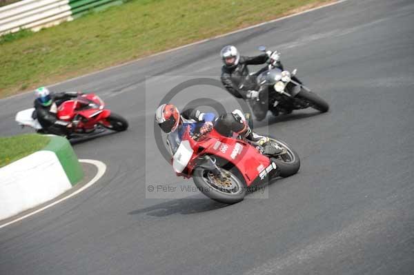 Mallory park Leicestershire;Mallory park photographs;Motorcycle action photographs;event digital images;eventdigitalimages;mallory park;no limits trackday;peter wileman photography;trackday;trackday digital images;trackday photos