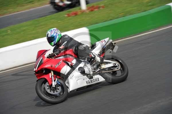 Mallory park Leicestershire;Mallory park photographs;Motorcycle action photographs;event digital images;eventdigitalimages;mallory park;no limits trackday;peter wileman photography;trackday;trackday digital images;trackday photos