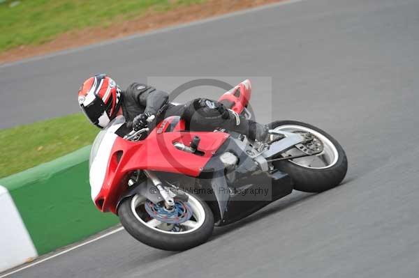 Mallory park Leicestershire;Mallory park photographs;Motorcycle action photographs;event digital images;eventdigitalimages;mallory park;no limits trackday;peter wileman photography;trackday;trackday digital images;trackday photos
