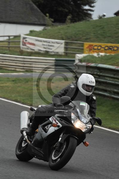 Mallory park Leicestershire;Mallory park photographs;Motorcycle action photographs;event digital images;eventdigitalimages;mallory park;no limits trackday;peter wileman photography;trackday;trackday digital images;trackday photos