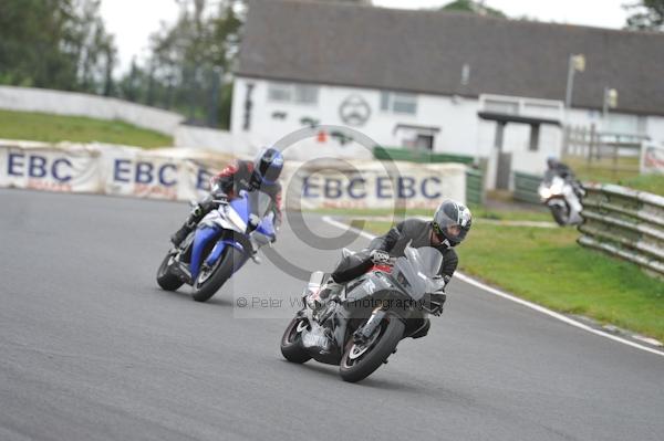 Mallory park Leicestershire;Mallory park photographs;Motorcycle action photographs;event digital images;eventdigitalimages;mallory park;no limits trackday;peter wileman photography;trackday;trackday digital images;trackday photos