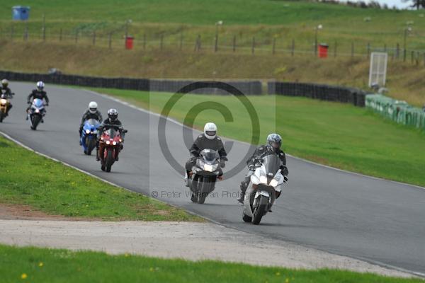 Mallory park Leicestershire;Mallory park photographs;Motorcycle action photographs;event digital images;eventdigitalimages;mallory park;no limits trackday;peter wileman photography;trackday;trackday digital images;trackday photos