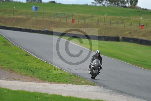 Mallory park Leicestershire;Mallory park photographs;Motorcycle action photographs;event digital images;eventdigitalimages;mallory park;no limits trackday;peter wileman photography;trackday;trackday digital images;trackday photos
