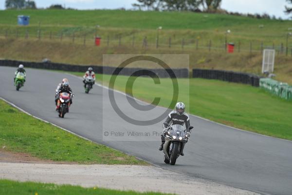 Mallory park Leicestershire;Mallory park photographs;Motorcycle action photographs;event digital images;eventdigitalimages;mallory park;no limits trackday;peter wileman photography;trackday;trackday digital images;trackday photos