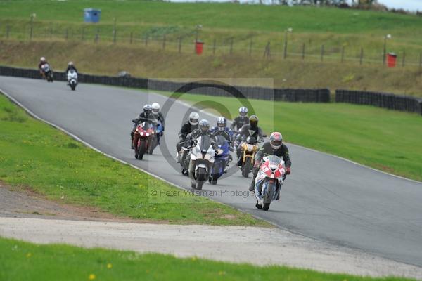 Mallory park Leicestershire;Mallory park photographs;Motorcycle action photographs;event digital images;eventdigitalimages;mallory park;no limits trackday;peter wileman photography;trackday;trackday digital images;trackday photos