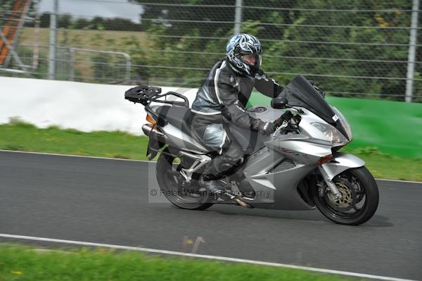 Mallory park Leicestershire;Mallory park photographs;Motorcycle action photographs;event digital images;eventdigitalimages;mallory park;no limits trackday;peter wileman photography;trackday;trackday digital images;trackday photos