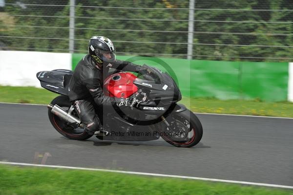 Mallory park Leicestershire;Mallory park photographs;Motorcycle action photographs;event digital images;eventdigitalimages;mallory park;no limits trackday;peter wileman photography;trackday;trackday digital images;trackday photos