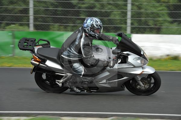 Mallory park Leicestershire;Mallory park photographs;Motorcycle action photographs;event digital images;eventdigitalimages;mallory park;no limits trackday;peter wileman photography;trackday;trackday digital images;trackday photos
