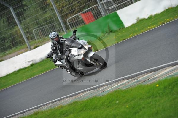 Mallory park Leicestershire;Mallory park photographs;Motorcycle action photographs;event digital images;eventdigitalimages;mallory park;no limits trackday;peter wileman photography;trackday;trackday digital images;trackday photos