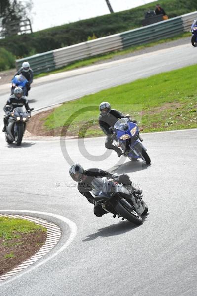 Mallory park Leicestershire;Mallory park photographs;Motorcycle action photographs;event digital images;eventdigitalimages;mallory park;no limits trackday;peter wileman photography;trackday;trackday digital images;trackday photos