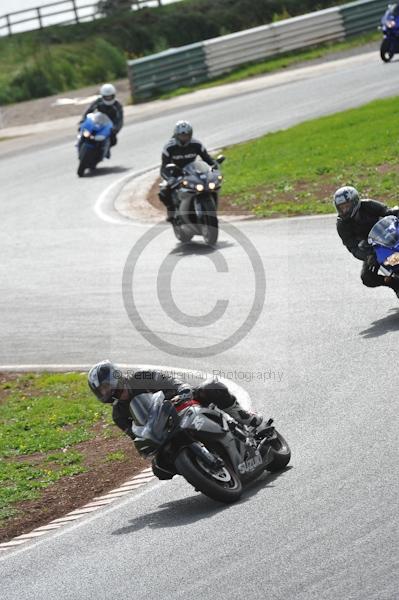 Mallory park Leicestershire;Mallory park photographs;Motorcycle action photographs;event digital images;eventdigitalimages;mallory park;no limits trackday;peter wileman photography;trackday;trackday digital images;trackday photos