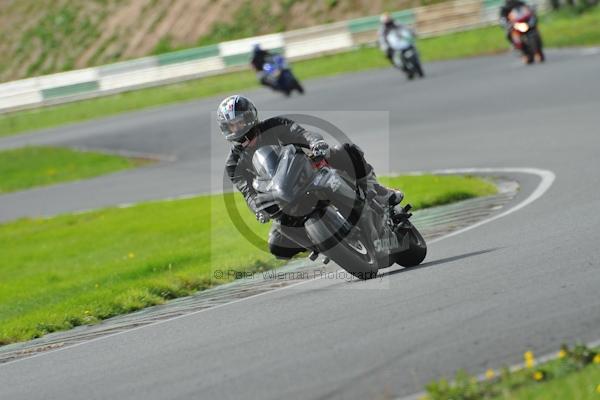 Mallory park Leicestershire;Mallory park photographs;Motorcycle action photographs;event digital images;eventdigitalimages;mallory park;no limits trackday;peter wileman photography;trackday;trackday digital images;trackday photos