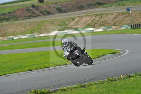 Mallory park Leicestershire;Mallory park photographs;Motorcycle action photographs;event digital images;eventdigitalimages;mallory park;no limits trackday;peter wileman photography;trackday;trackday digital images;trackday photos