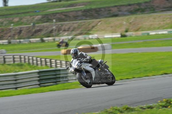 Mallory park Leicestershire;Mallory park photographs;Motorcycle action photographs;event digital images;eventdigitalimages;mallory park;no limits trackday;peter wileman photography;trackday;trackday digital images;trackday photos