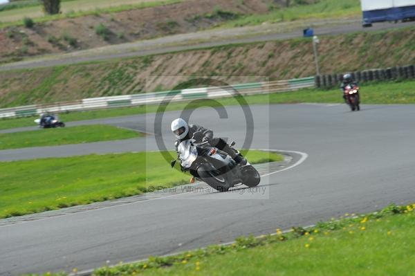 Mallory park Leicestershire;Mallory park photographs;Motorcycle action photographs;event digital images;eventdigitalimages;mallory park;no limits trackday;peter wileman photography;trackday;trackday digital images;trackday photos