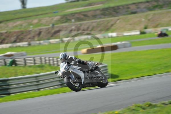 Mallory park Leicestershire;Mallory park photographs;Motorcycle action photographs;event digital images;eventdigitalimages;mallory park;no limits trackday;peter wileman photography;trackday;trackday digital images;trackday photos