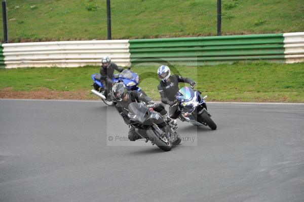 Mallory park Leicestershire;Mallory park photographs;Motorcycle action photographs;event digital images;eventdigitalimages;mallory park;no limits trackday;peter wileman photography;trackday;trackday digital images;trackday photos