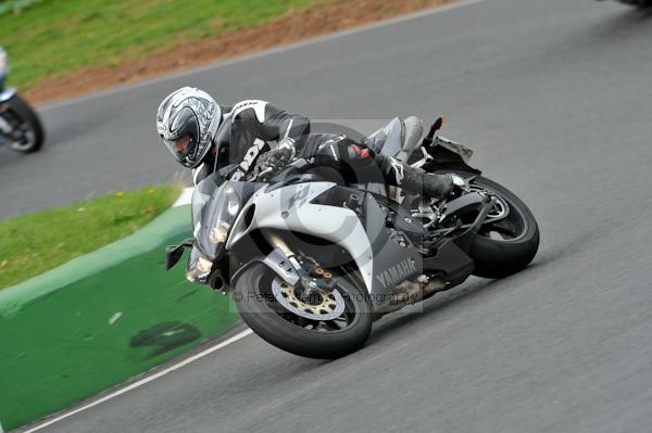 Mallory park Leicestershire;Mallory park photographs;Motorcycle action photographs;event digital images;eventdigitalimages;mallory park;no limits trackday;peter wileman photography;trackday;trackday digital images;trackday photos
