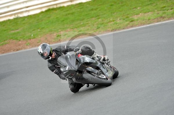 Mallory park Leicestershire;Mallory park photographs;Motorcycle action photographs;event digital images;eventdigitalimages;mallory park;no limits trackday;peter wileman photography;trackday;trackday digital images;trackday photos