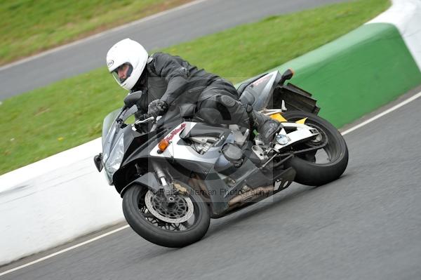 Mallory park Leicestershire;Mallory park photographs;Motorcycle action photographs;event digital images;eventdigitalimages;mallory park;no limits trackday;peter wileman photography;trackday;trackday digital images;trackday photos