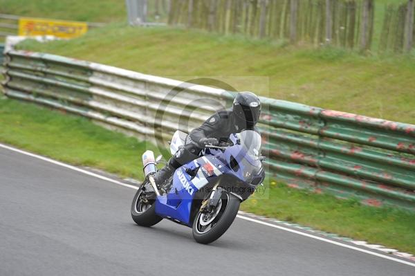 Mallory park Leicestershire;Mallory park photographs;Motorcycle action photographs;event digital images;eventdigitalimages;mallory park;no limits trackday;peter wileman photography;trackday;trackday digital images;trackday photos