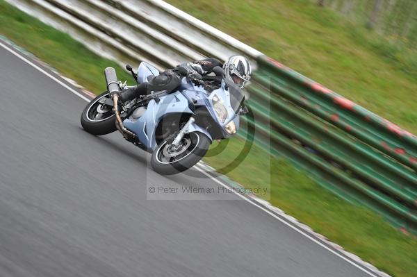 Mallory park Leicestershire;Mallory park photographs;Motorcycle action photographs;event digital images;eventdigitalimages;mallory park;no limits trackday;peter wileman photography;trackday;trackday digital images;trackday photos