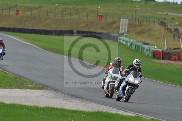 Mallory park Leicestershire;Mallory park photographs;Motorcycle action photographs;event digital images;eventdigitalimages;mallory park;no limits trackday;peter wileman photography;trackday;trackday digital images;trackday photos