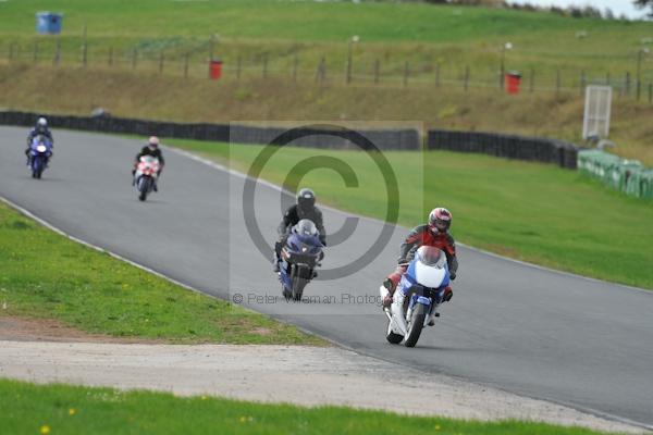 Mallory park Leicestershire;Mallory park photographs;Motorcycle action photographs;event digital images;eventdigitalimages;mallory park;no limits trackday;peter wileman photography;trackday;trackday digital images;trackday photos