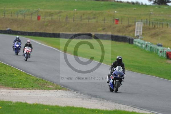 Mallory park Leicestershire;Mallory park photographs;Motorcycle action photographs;event digital images;eventdigitalimages;mallory park;no limits trackday;peter wileman photography;trackday;trackday digital images;trackday photos