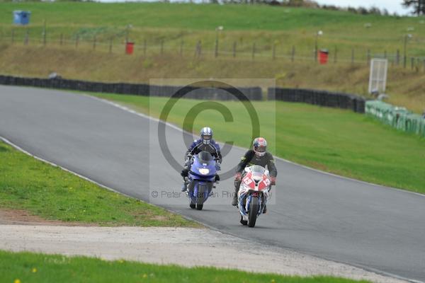 Mallory park Leicestershire;Mallory park photographs;Motorcycle action photographs;event digital images;eventdigitalimages;mallory park;no limits trackday;peter wileman photography;trackday;trackday digital images;trackday photos