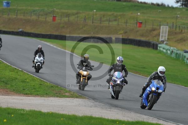 Mallory park Leicestershire;Mallory park photographs;Motorcycle action photographs;event digital images;eventdigitalimages;mallory park;no limits trackday;peter wileman photography;trackday;trackday digital images;trackday photos