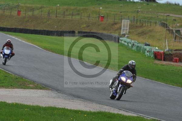 Mallory park Leicestershire;Mallory park photographs;Motorcycle action photographs;event digital images;eventdigitalimages;mallory park;no limits trackday;peter wileman photography;trackday;trackday digital images;trackday photos