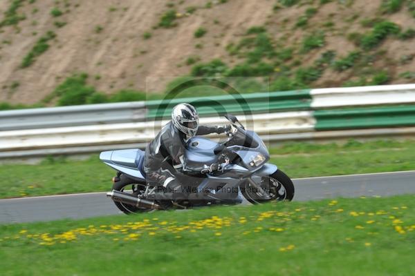 Mallory park Leicestershire;Mallory park photographs;Motorcycle action photographs;event digital images;eventdigitalimages;mallory park;no limits trackday;peter wileman photography;trackday;trackday digital images;trackday photos