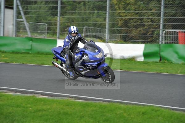 Mallory park Leicestershire;Mallory park photographs;Motorcycle action photographs;event digital images;eventdigitalimages;mallory park;no limits trackday;peter wileman photography;trackday;trackday digital images;trackday photos