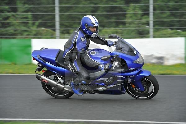 Mallory park Leicestershire;Mallory park photographs;Motorcycle action photographs;event digital images;eventdigitalimages;mallory park;no limits trackday;peter wileman photography;trackday;trackday digital images;trackday photos