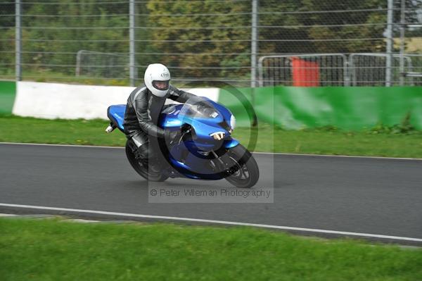 Mallory park Leicestershire;Mallory park photographs;Motorcycle action photographs;event digital images;eventdigitalimages;mallory park;no limits trackday;peter wileman photography;trackday;trackday digital images;trackday photos