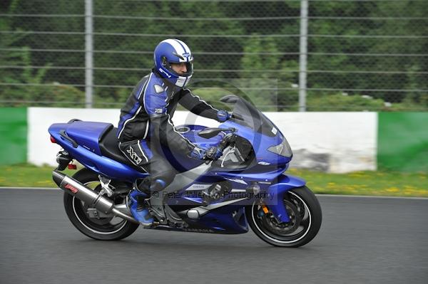 Mallory park Leicestershire;Mallory park photographs;Motorcycle action photographs;event digital images;eventdigitalimages;mallory park;no limits trackday;peter wileman photography;trackday;trackday digital images;trackday photos