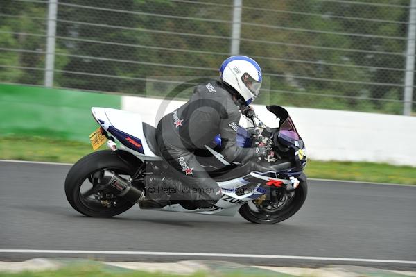 Mallory park Leicestershire;Mallory park photographs;Motorcycle action photographs;event digital images;eventdigitalimages;mallory park;no limits trackday;peter wileman photography;trackday;trackday digital images;trackday photos